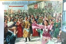 1955年10月，各族人民载歌